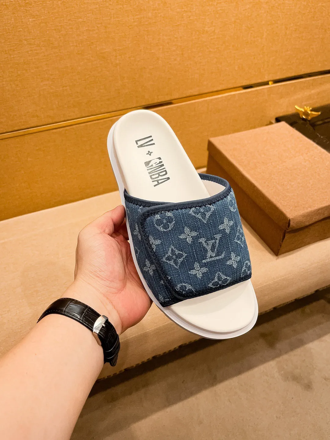 Men's men's shoes💰 300💰New model on the market🔥 [LV🔥 Louis Vuitton slippers] High-end 1:1 mold customization, original upgraded version of the outsole, lighter and non-slip. The market's top quality, fashionable and trendy, versatile and popular, simple yet tasteful, a must-have for fashionistas, exuding a fashionable and casual atmosphere, fashion is at your feet, full of confidence, the same style at the counter 👍The season of spring and summer slippers is here, super beautiful to wear, 38-44 1⃣️colors available🔥
